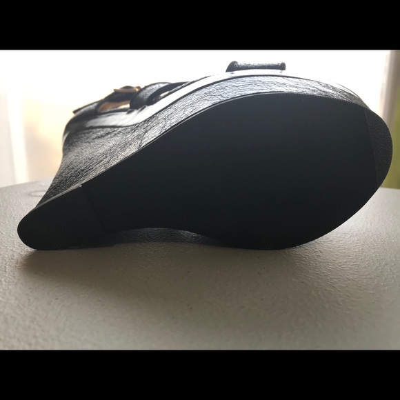 Black cross strap, platform wedges - Picture 2 of 4